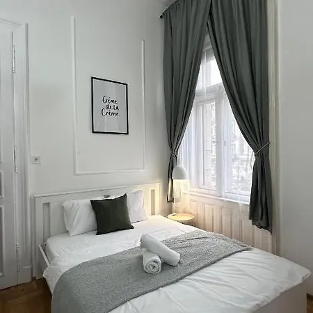 Gazde/Camere de închiriat Jozsef 68 - Near Newyork Cafe *