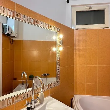 Jozsef 68 - Near Newyork Cafe Homestay *