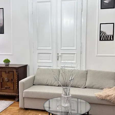 Jozsef 68 - Near Newyork Cafe