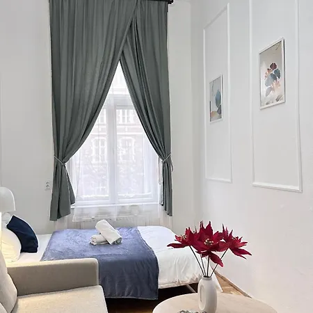 Jozsef 68 - Near Newyork Cafe *